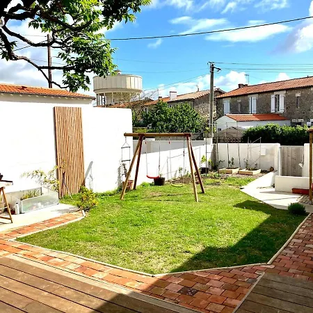 House With Garden In Σπίτι διακοπών
